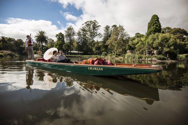 punting-on-the-lake-2565wrkd