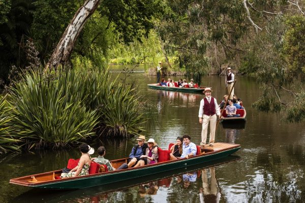 punting-on-the-lake-7114ver1
